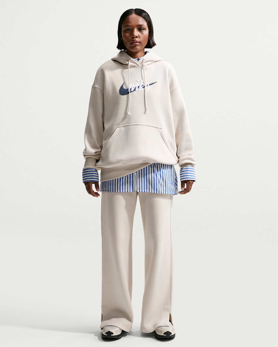 Nike Sportswear Phoenix Fleece Trainingshose mit Logo, hohem Taillenbund und weitem Bein (Damen) - Light Orewood Brown/Mystic Navy