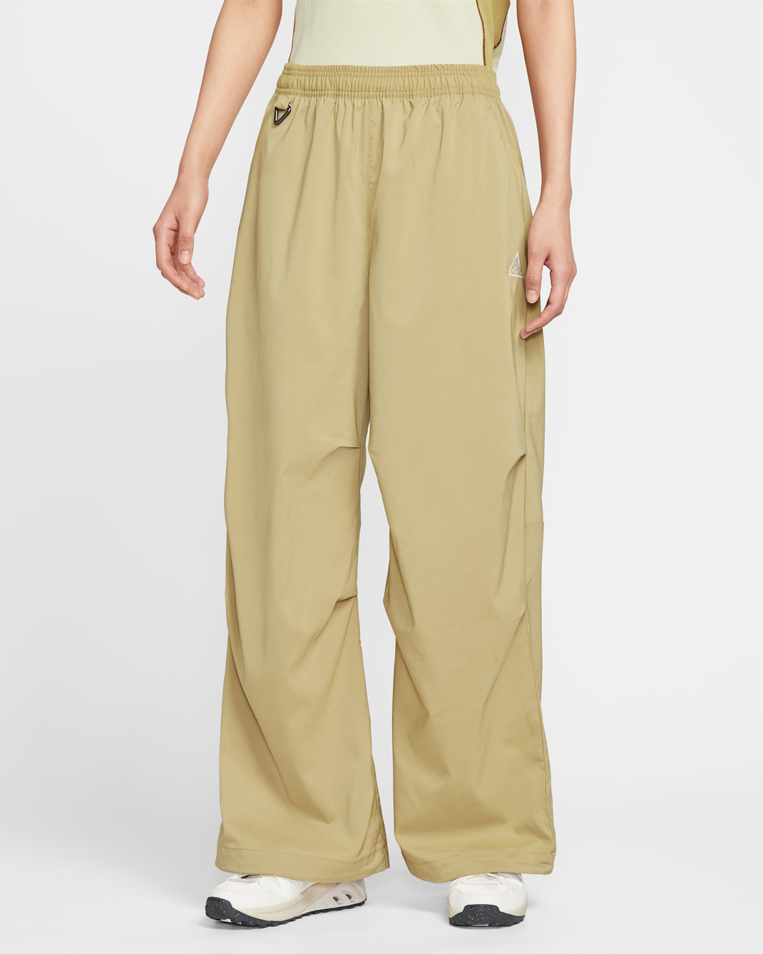 ナイキ ACG "Activitorium" ウィメンズ ハイウエスト UV パンツ - パラシュートベージュ/ライトカーキ/モスウッドブラウン/サミットホワイト