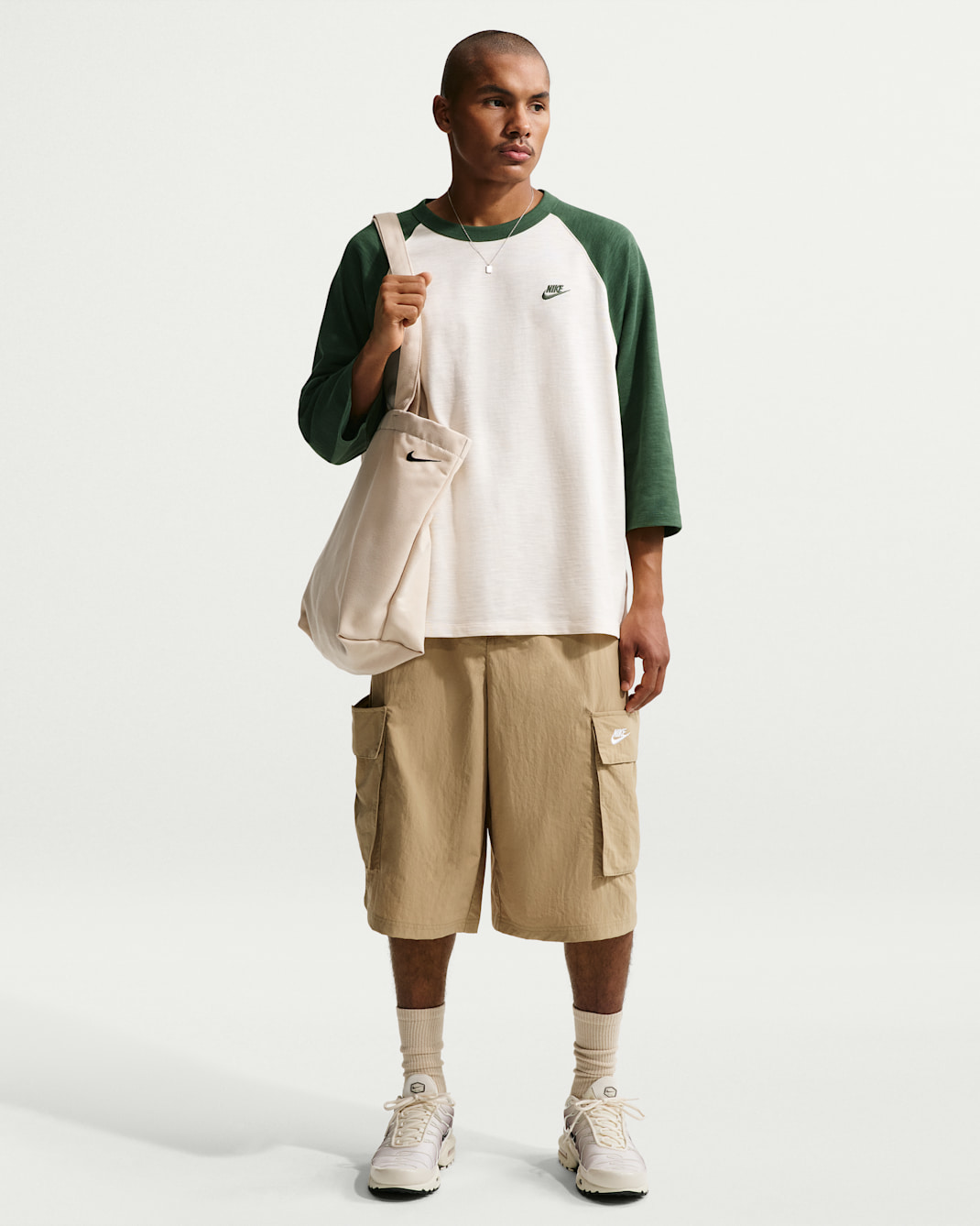 Cargoshorts i oversize-modell Nike Sportswear Club för män - Parachute Beige/Vit