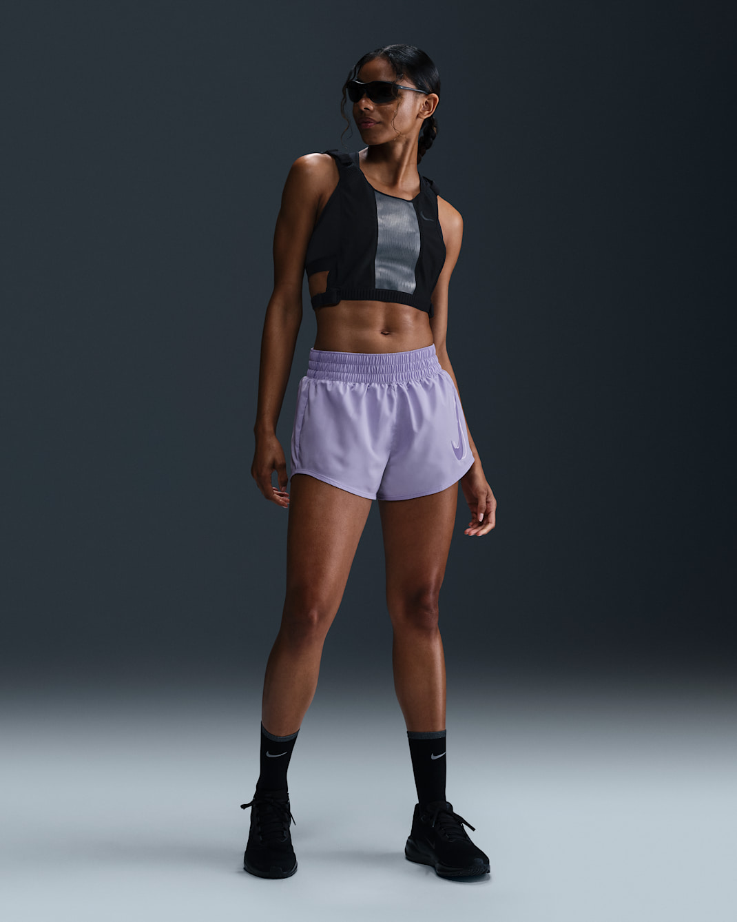 Shorts de correr Dri-FIT de tiro medio con forro de ropa interior para mujer Nike One - Hielo lila