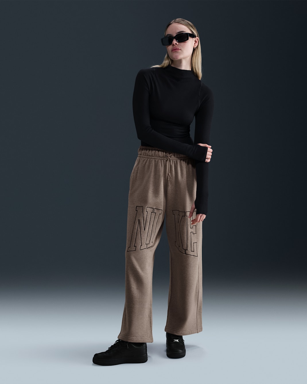 Pants de French Terry de tiro medio oversized con dobladillo abierto para mujer Nike Sportswear - Marrón visón/Jaspeado