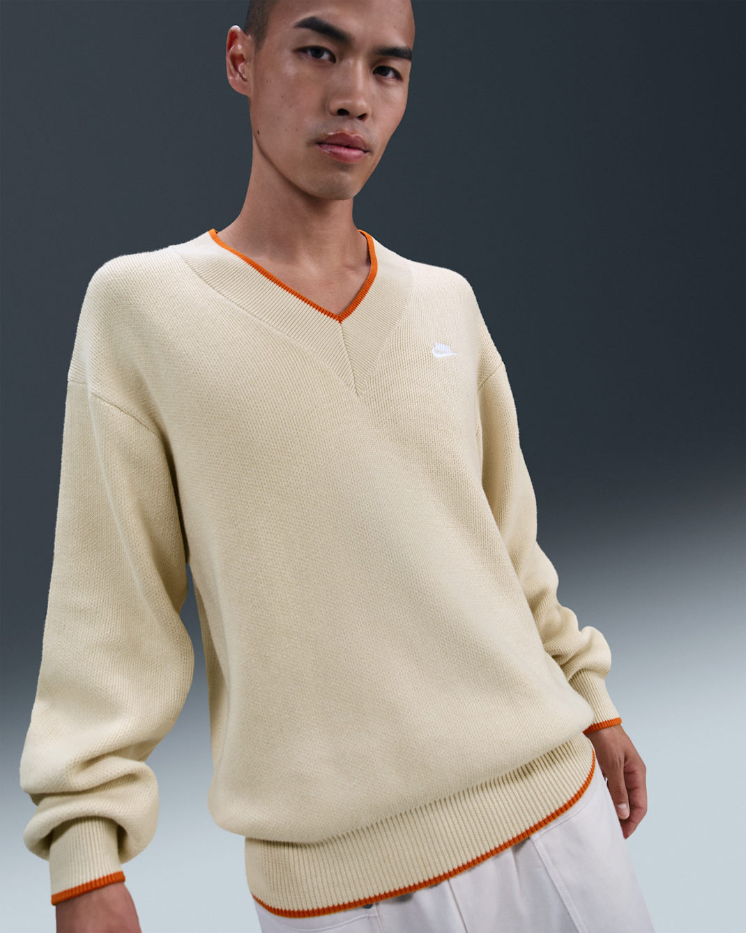 ナイキ スポーツウェア クラブ メンズ Vネック セーター - ライトカーキ/キャンプファイヤーオレンジ/ホワイト