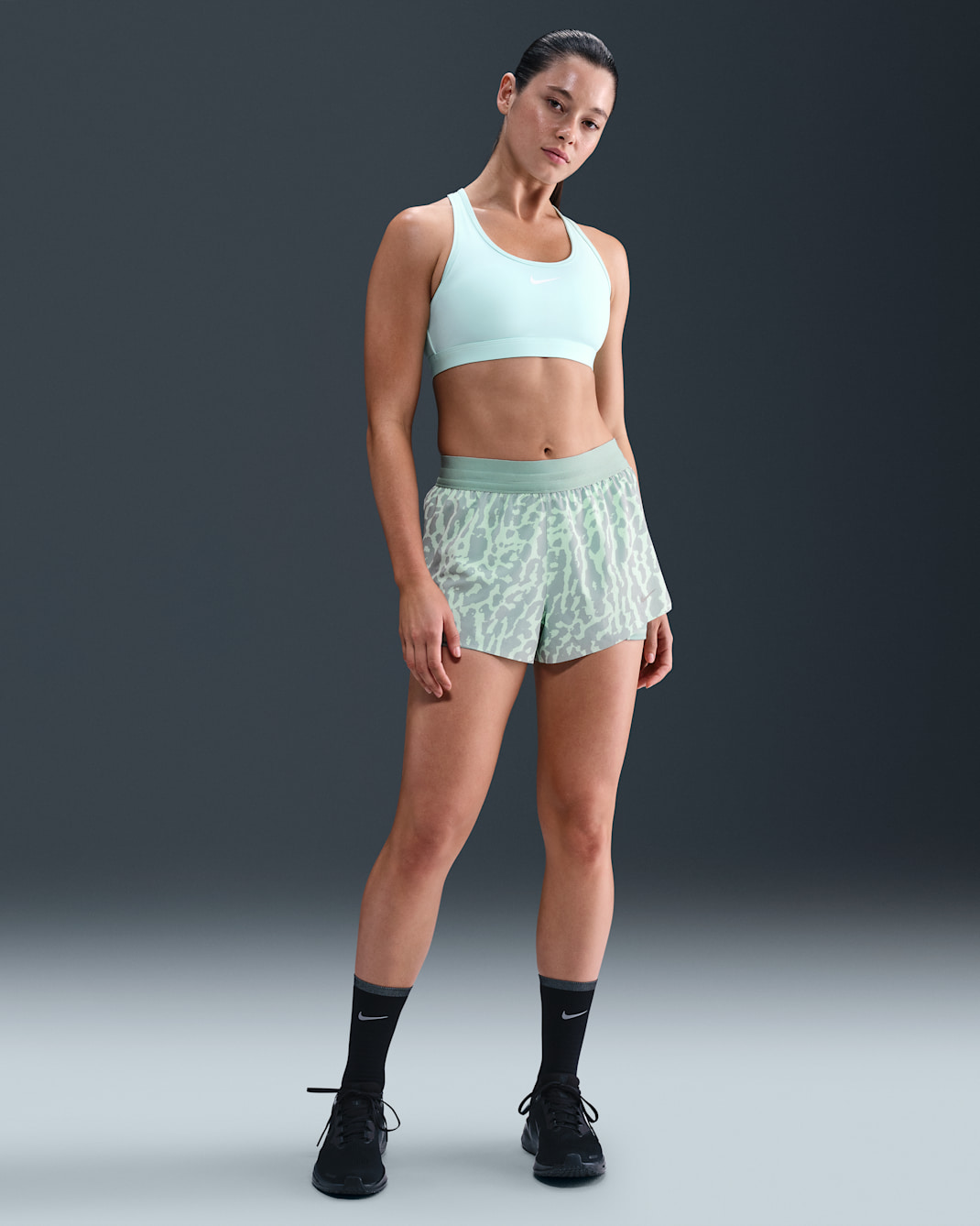 Shorts de correr Dri-FIT con estampado de tiro medio 2 en 1 para mujer Nike Swift - Espuma menta/Cañón