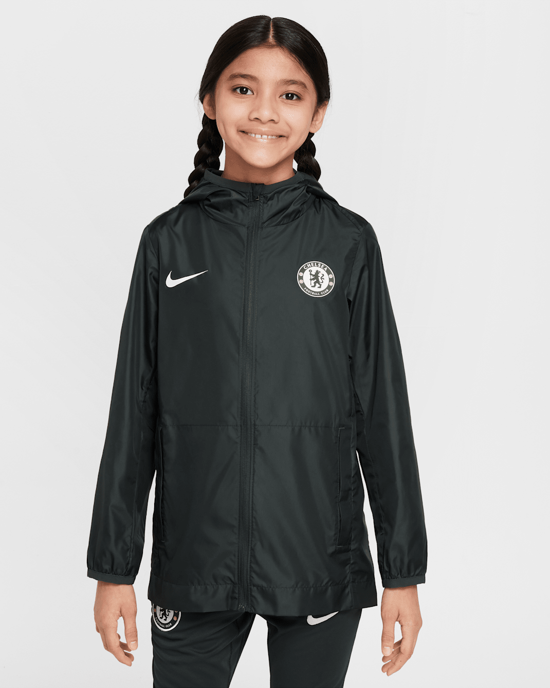 Chelsea FC Academy Pro Nike Genç Çocuk Kapüşonlu Futbol Yağmurluğu - Outdoor Green/Phantom