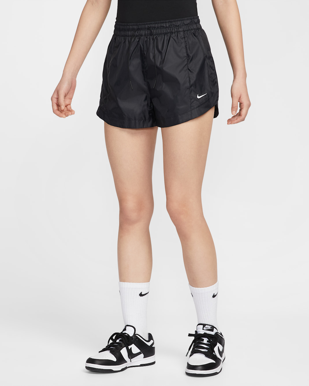 กางเกงขาสั้นแบบทอ 2 นิ้วเอวปานกลางผู้หญิง Nike Sportswear Windrunner - ดำ