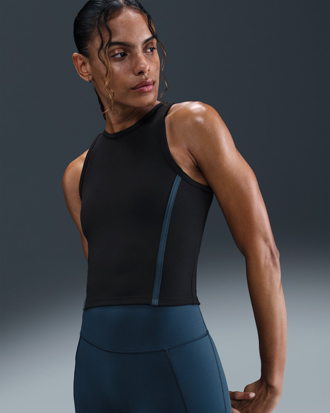 Camiseta de tirantes Dri-FIT cropped para mujer Nike One Fitted - Negro/Azul marino militar/Negro