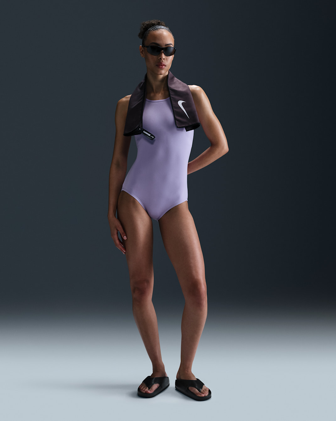 Traje de baño de una sola pieza de altura baja en las piernas y espalda en U Nike Swim HydraStrong para mujer - Hortensias/Blanco