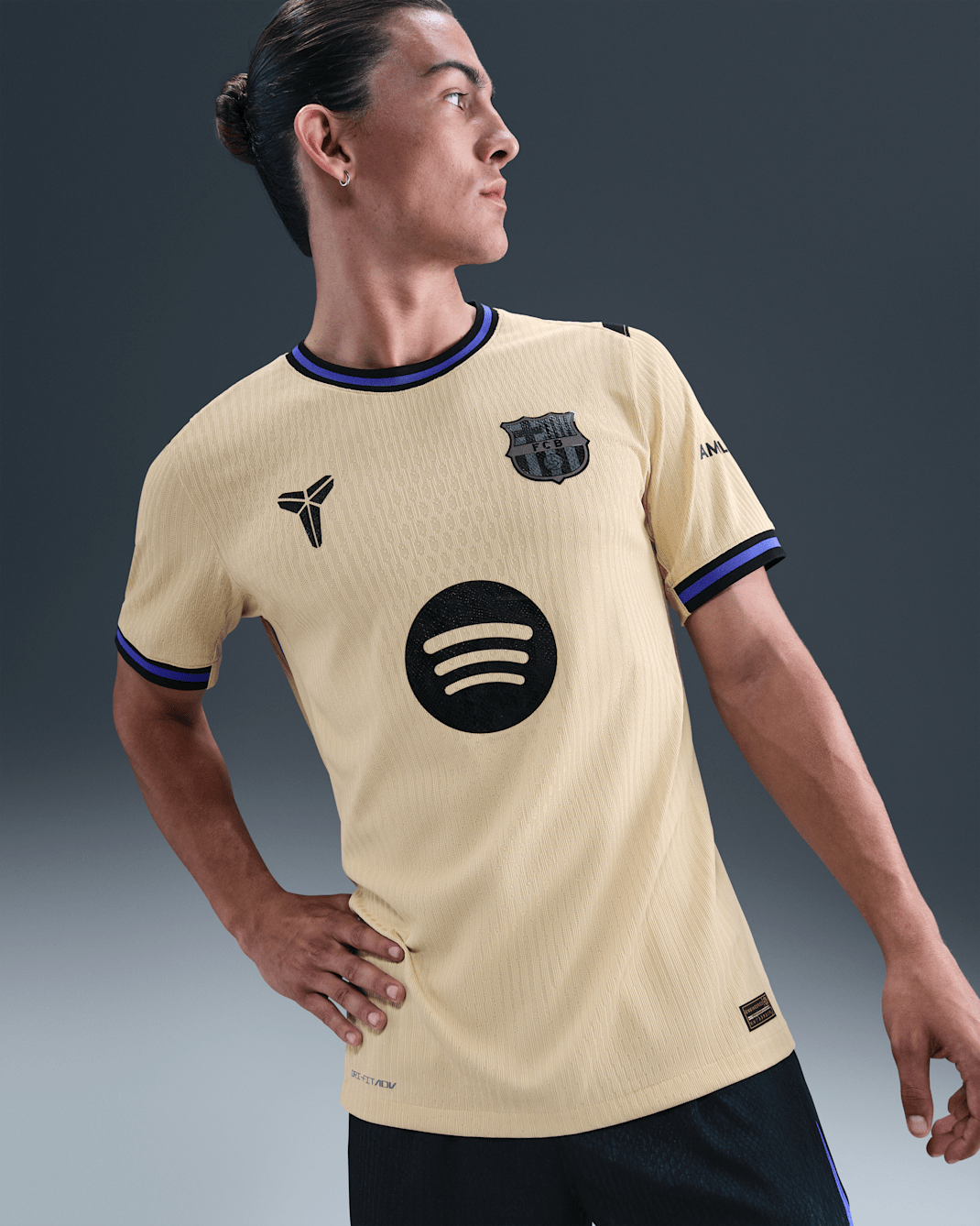 Jersey de fútbol Kobe Dri-FIT ADV Authentic para hombre FC Barcelona 2025/26 Match visitante - Oro team/Oro team/Violeta persa/Negro