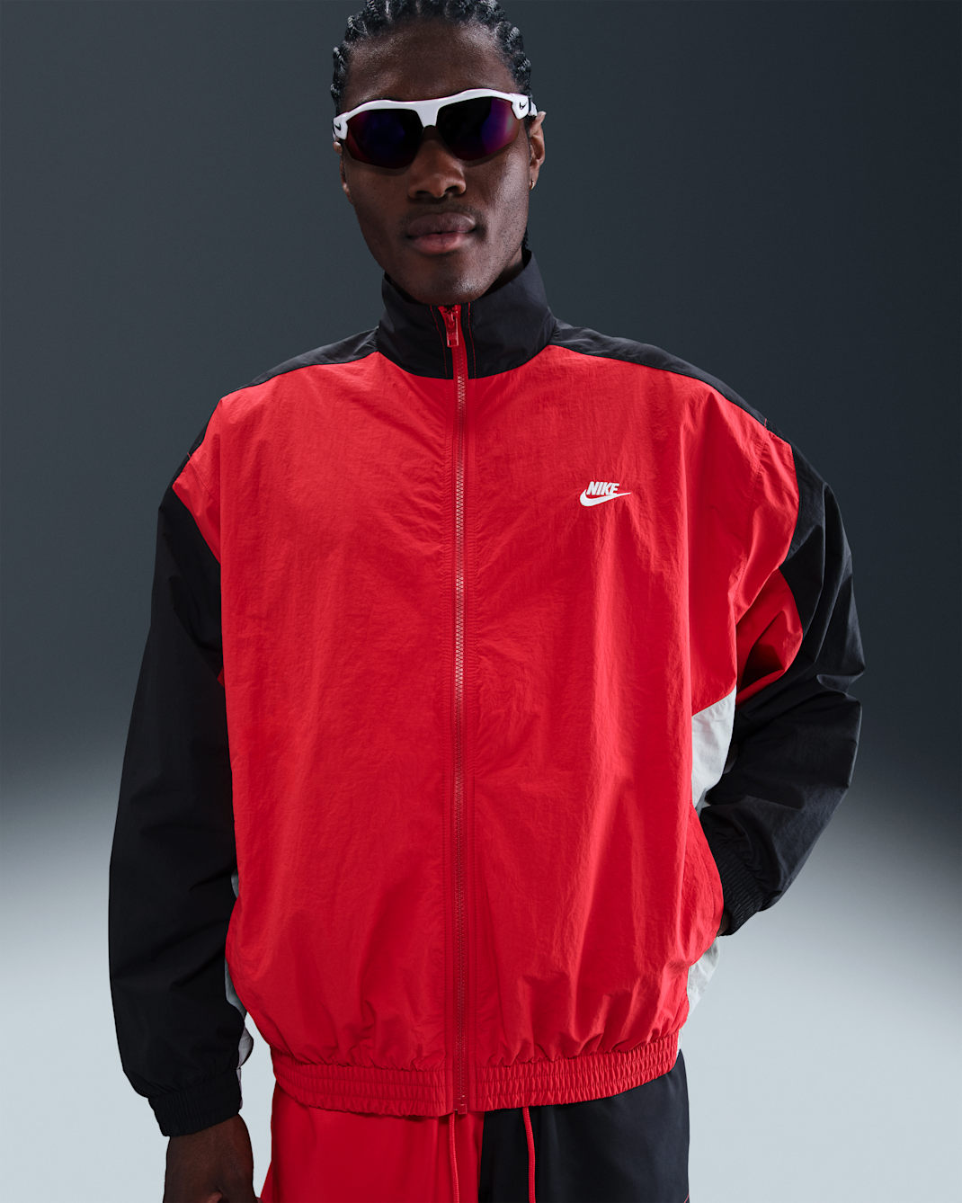 Chamarra deportiva de tejido Woven oversized para hombre Nike Club - Rojo universitario/Negro/Gris humo claro/Blanco