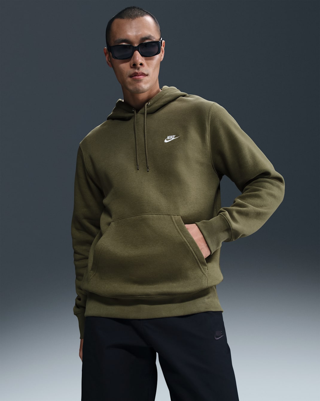 Felpa pullover in fleece con cappuccio Nike Club – Uomo - Medium Olive/Medium Olive/Bianco