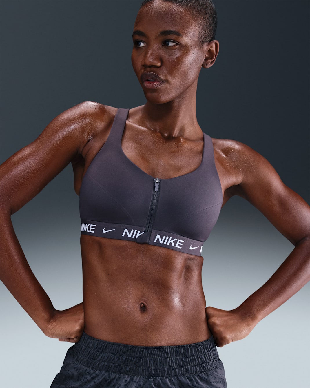 Bra deportivo con almohadillas y cierre frontal para mujer Nike Indy High Support - Gris trueno