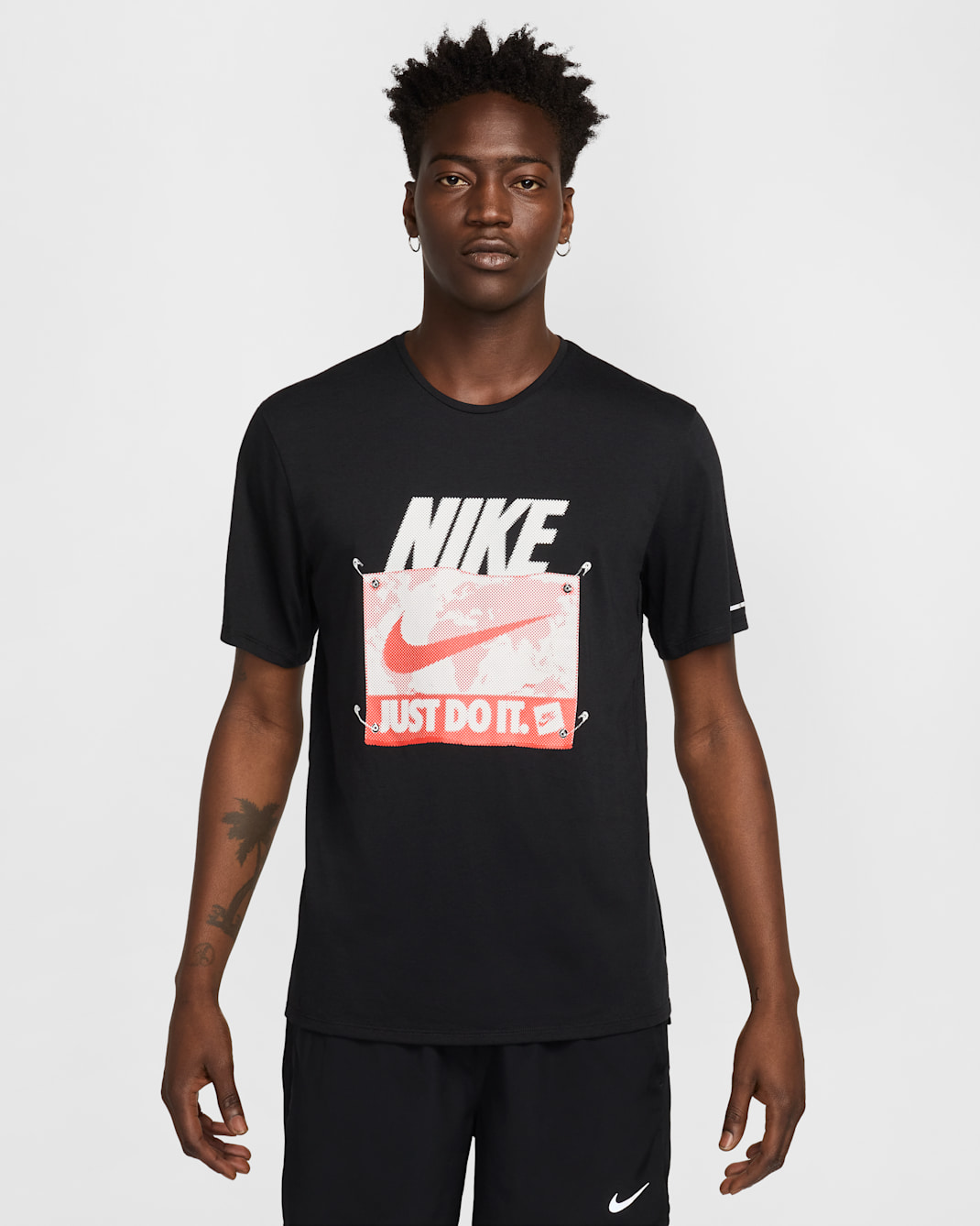 Playera de correr Dri-FIT de manga corta para hombre Nike Rise 365 Run Energy - Negro/Rojo picante