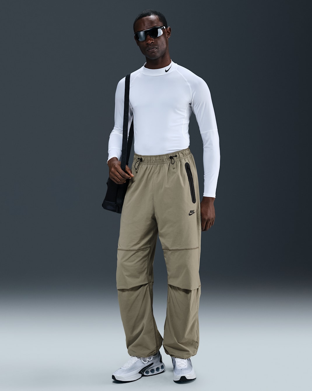 Pantaloni oversize in tessuto Nike Tech – Uomo - Light Army/Light Army/Nero