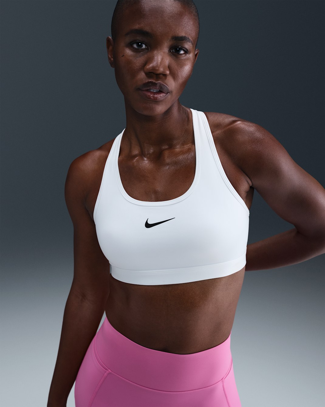 Nike Swoosh ungepolsterter Sport-BH mit mittlerem Halt - Weiß/Schwarz