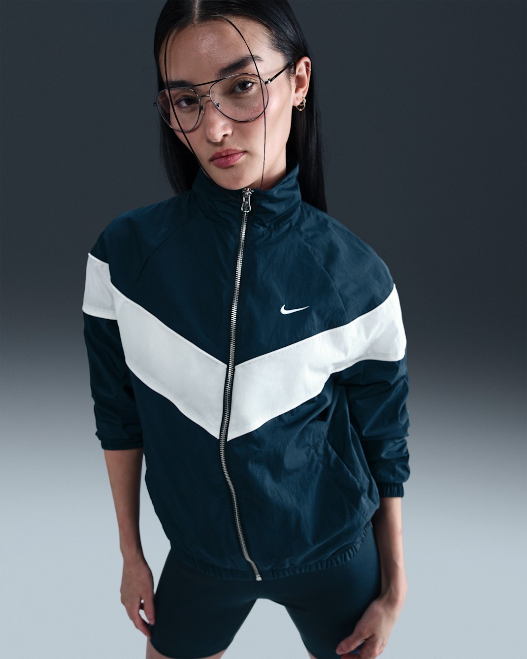 เสื้อแจ็คเก็ต UV แบบทอซิปยาวทรงหลวมผู้หญิง Nike Windrunner - Armory Navy/Sail/ขาว