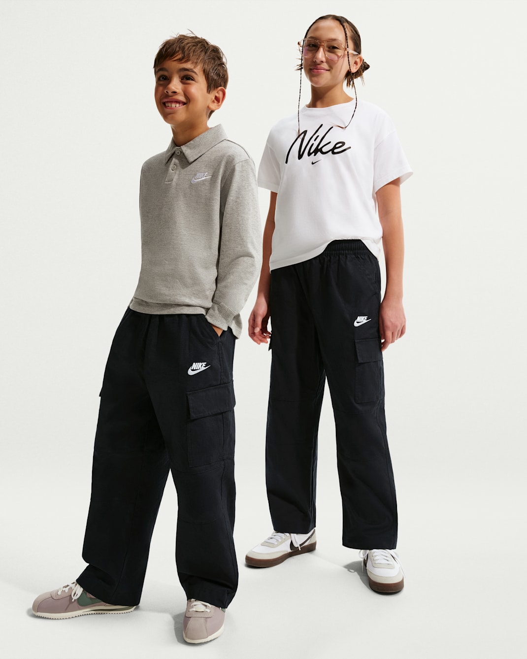 Nike Sportswear Club Older Kids' Woven Cargo Trousers - Black/White