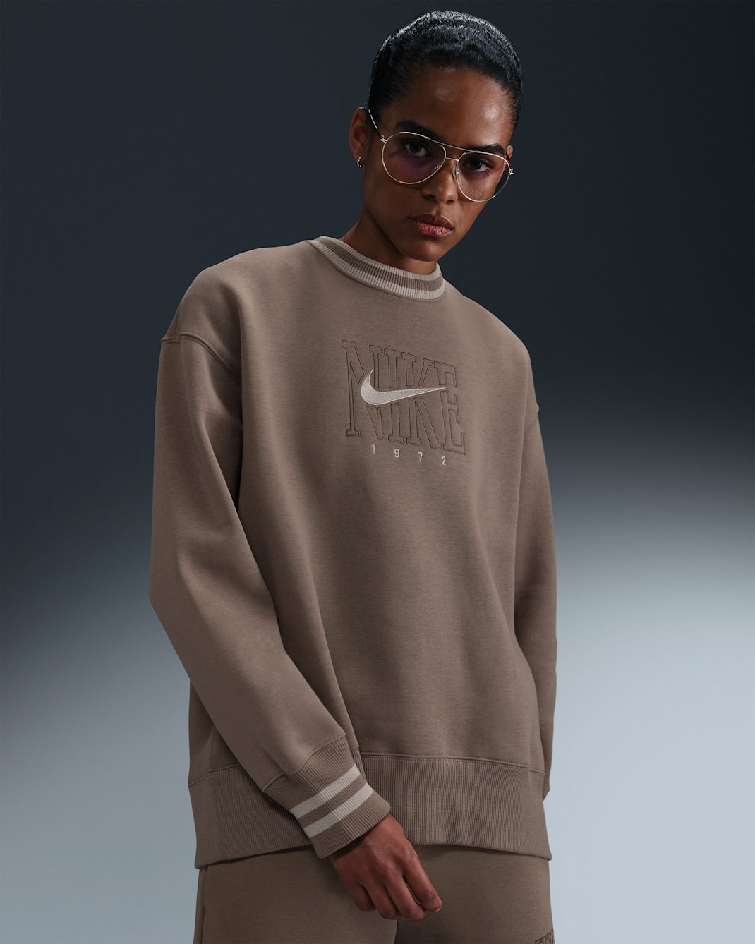 Nike Sportswear Phoenix Fleece Women's Oversized Graphic Crew-Neck Sweatshirt - Mink Brown