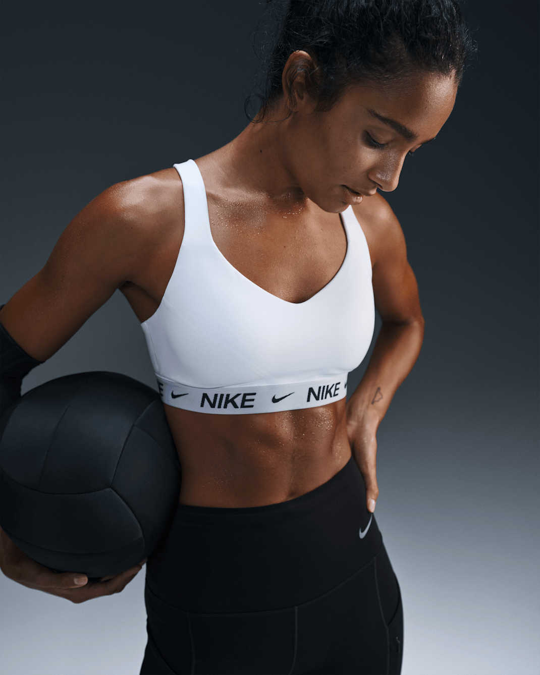 Nike Indy Sport-BH mit starkem Halt, Polster und verstellbarer Passform - Weiß/Stone Mauve/Schwarz