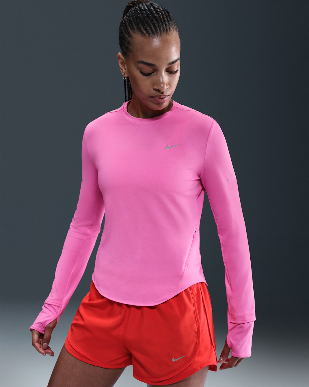 Playera de correr de manga larga de cuello redondo Dri-FIT UV para mujer Nike Swift - Rosa alegre
