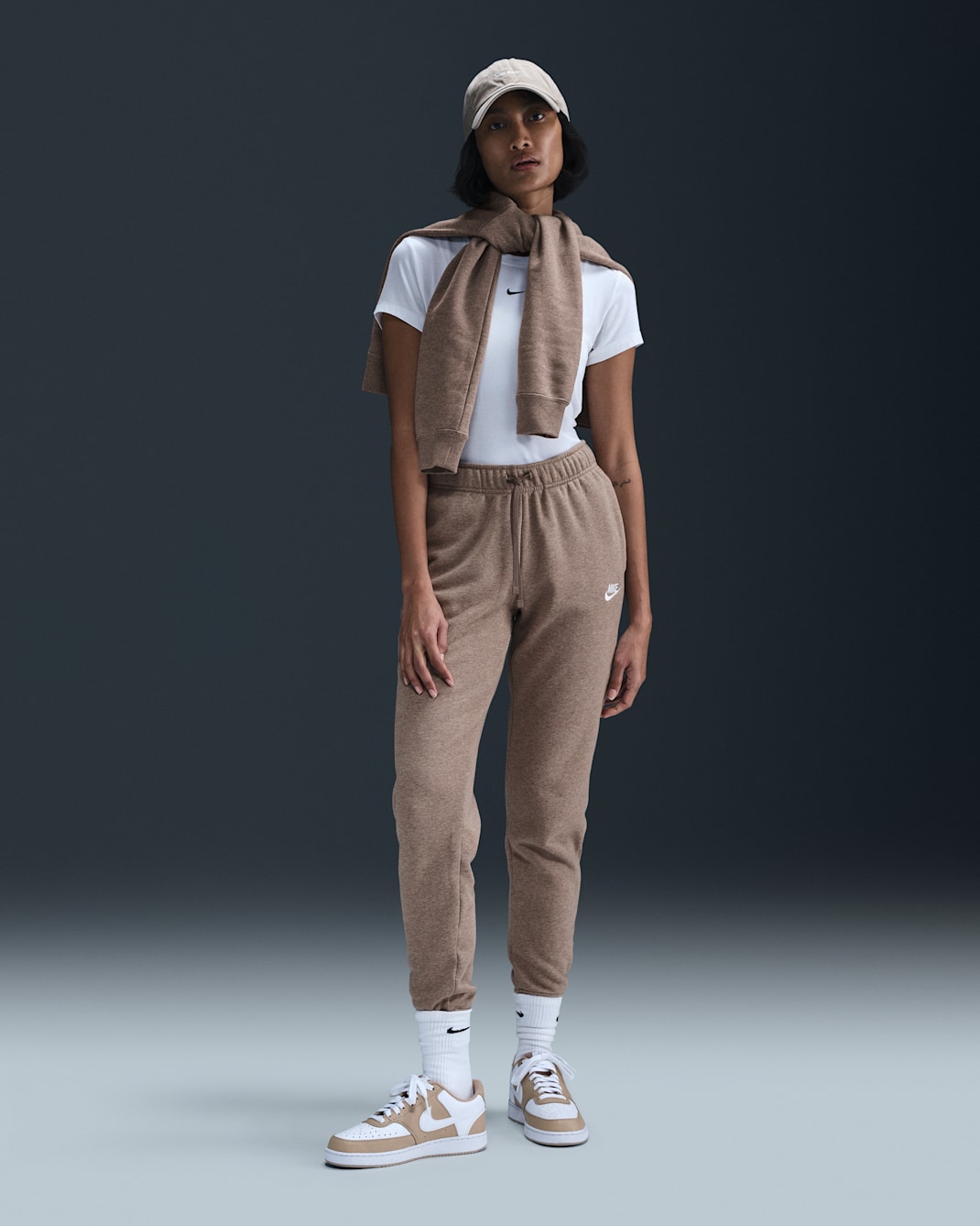Joggers de tiro medio para mujer Nike Sportswear Club Fleece - Marrón visón/Jaspeado/Blanco