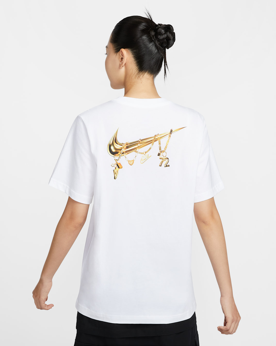 เสื้อยืดกราฟิกแขนสั้นทรงหลวมผู้หญิง Nike Sportswear - ขาว