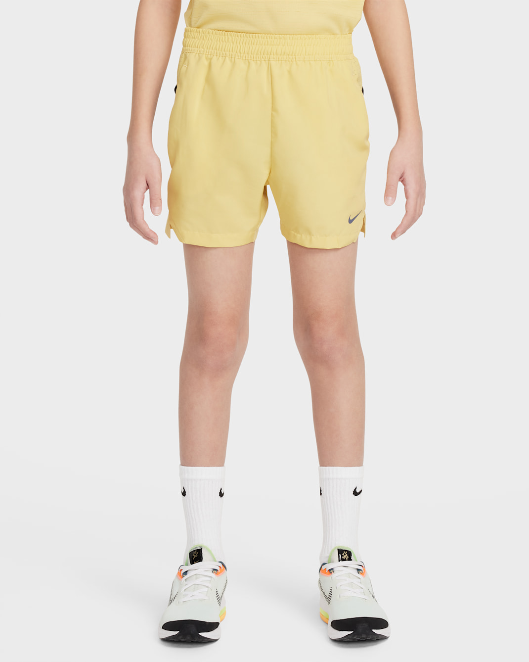 Shorts de tejido Woven Dri-FIT para niños talla grande Nike Multi Tech - Oro Saturno/Negro