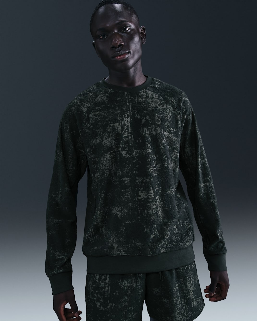 Sudadera de cuello redondo Therma-FIT versátil para hombre Nike Primary - Alga/Alga