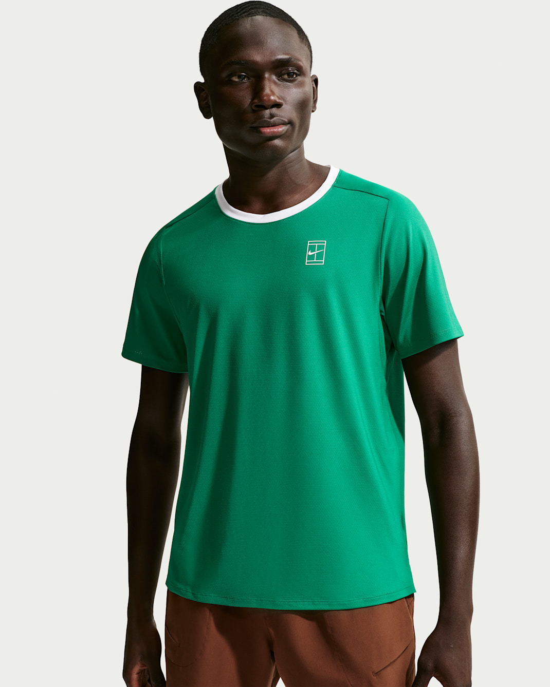 Playera de tenis Dri-FIT para hombre NikeCourt Advantage - Malaquita/Blanco/Blanco