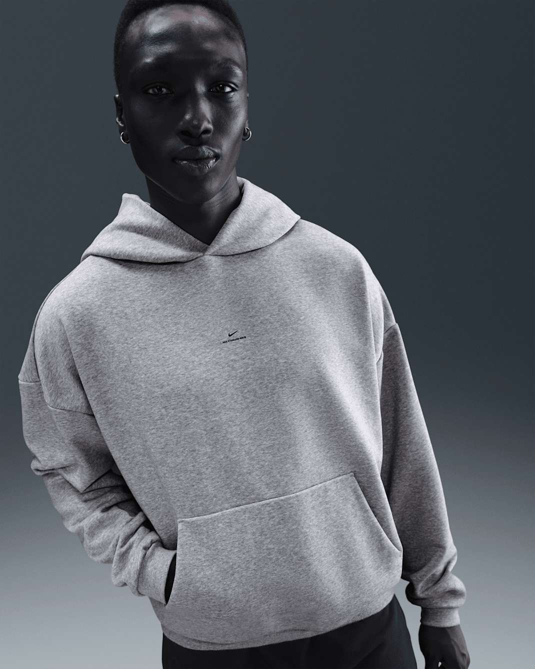 Nike Standard Issue Men's Therma-FIT Brushed Basketball Pullover Hoodie - Dark Grey Heather/Black