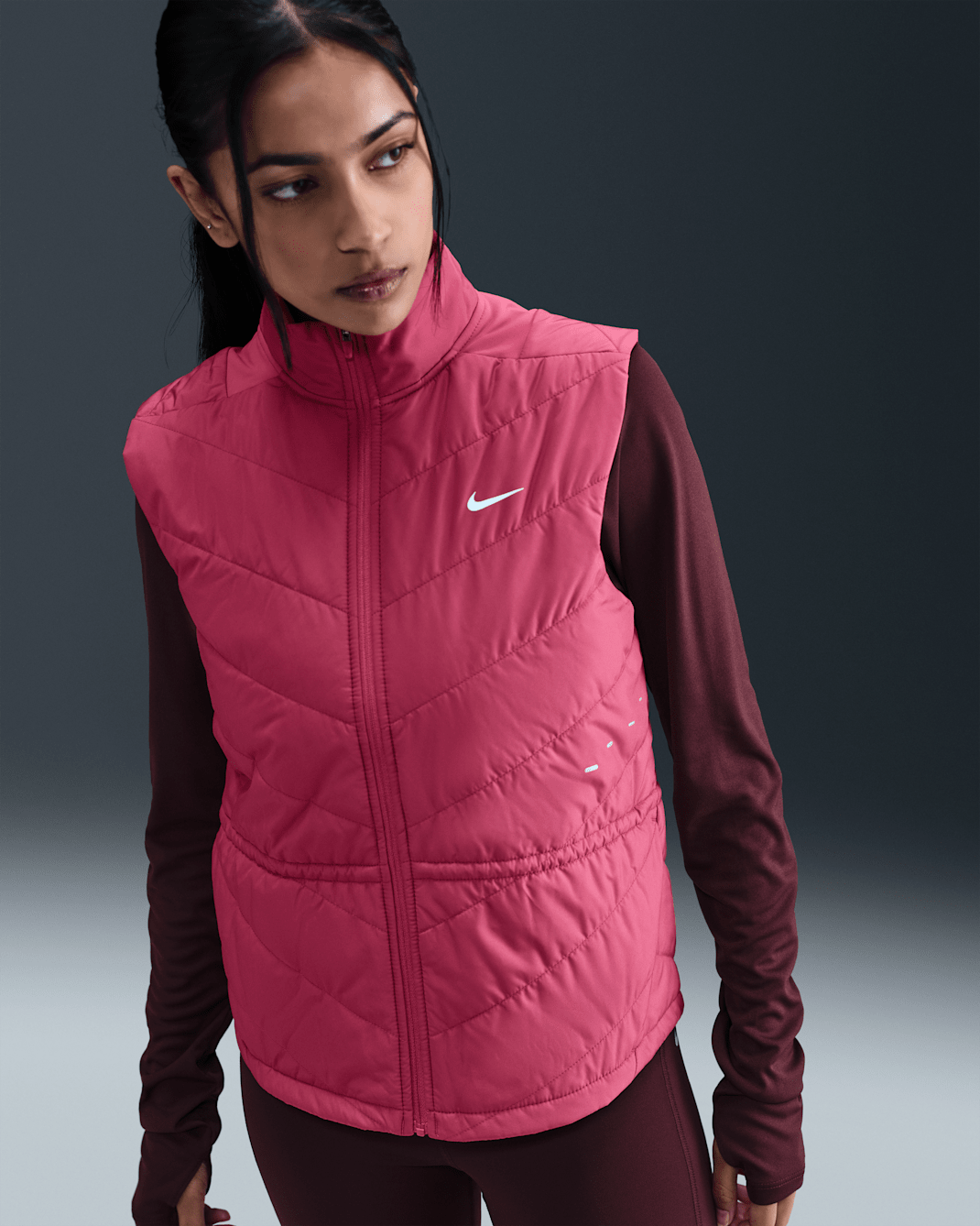 Nike Swift Therma-FIT hardloopbodywarmer voor dames - Sweet Beet