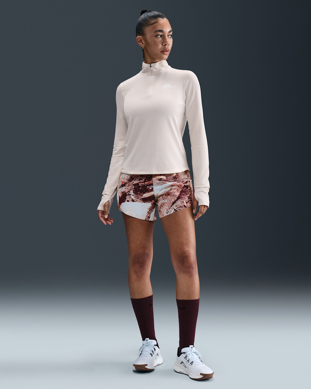 Nike Trail Laufshorts (ca. 10 cm) mit Innenslip, mittelhohem Bund und Dri-FIT-Technologie (Damen) - Burgundy Crush/Schwarz