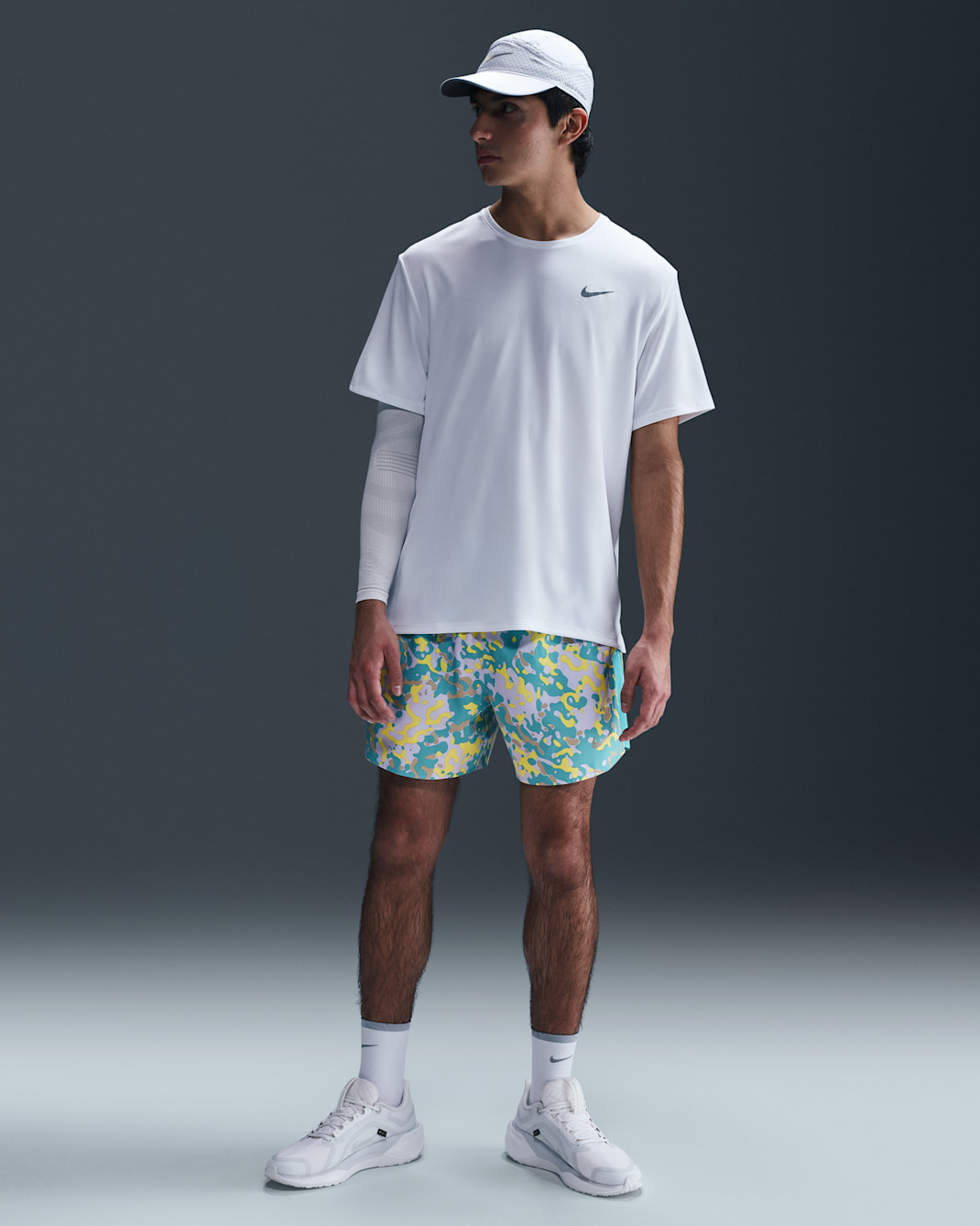 Shorts de correr Dri-FIT de 13 cm con forro de ropa interior para hombre Nike Challenger - Cactus empolvado/Beige paracaídas/Negro