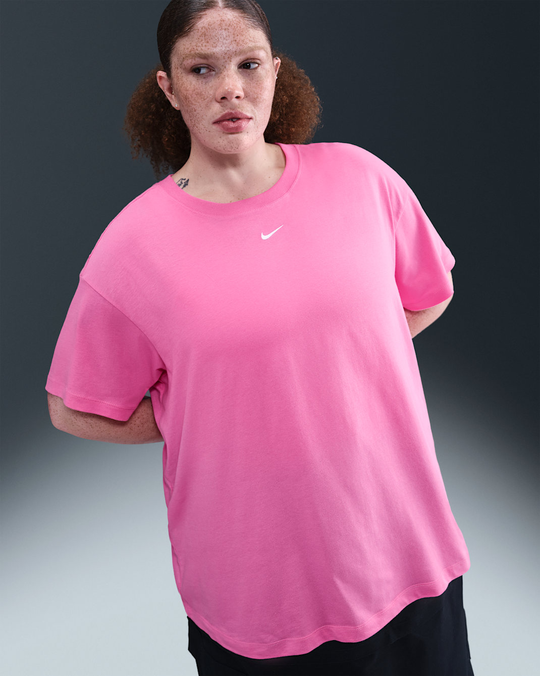 Playera para mujer (talla grande) Nike Sportswear Essential - Rosa alegre