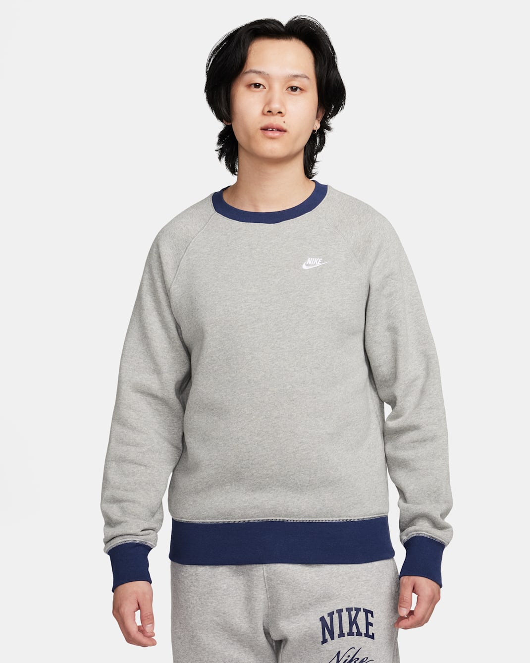 ナイキ クラブ フリース メンズ ロングスリーブ ラグラン クルー - ダークグレーヘザー/ミッドナイトネイビー/ホワイト