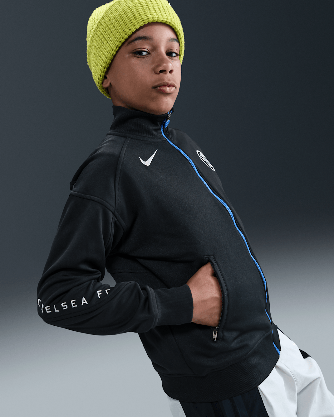 Chelsea F.C. Academy Pro Third Older Kids' Nike Dri-FIT Total 90 Football Anthem Jacket - Black/Game Royal/Field Silver