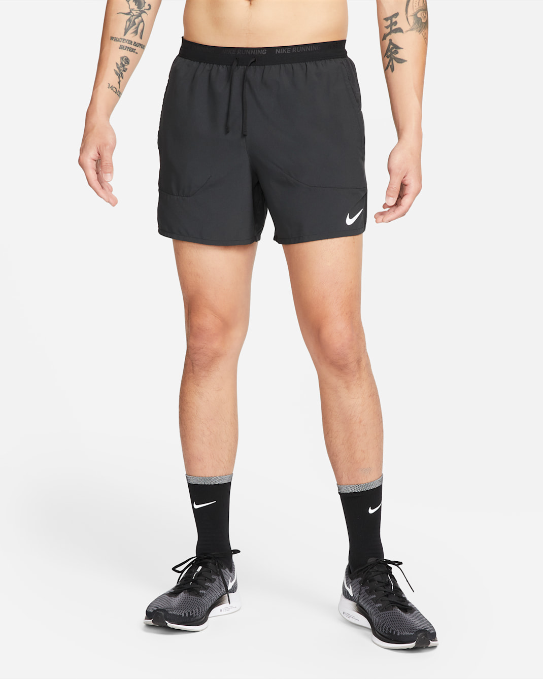 กางเกงวิ่งขาสั้น 5 นิ้วมีซับในผู้ชาย Nike Dri-FIT Stride - ดำ/ดำ