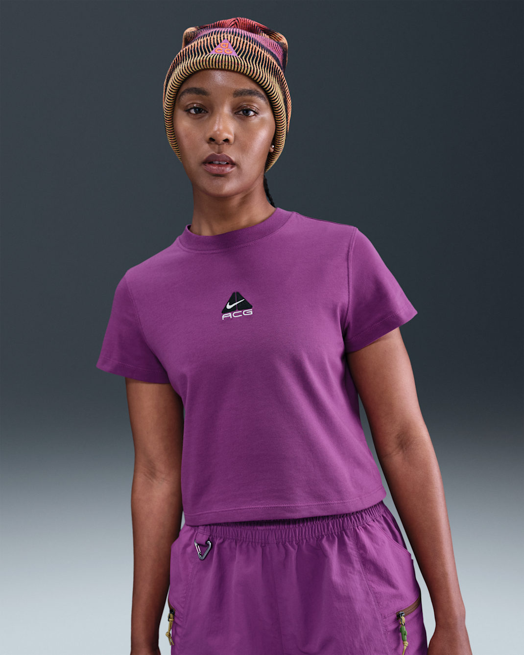 Playera de manga corta Dri-FIT para mujer Nike ACG - Baya resaltado/Negro/Negro