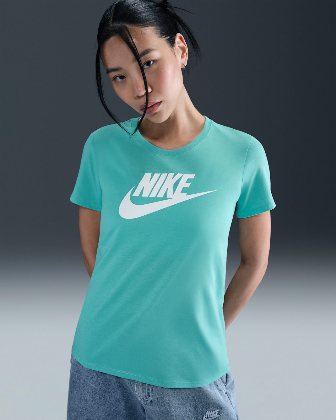 เสื้อยืดผู้หญิงมีโลโก้ Nike Sportswear Essentials - Green Frost