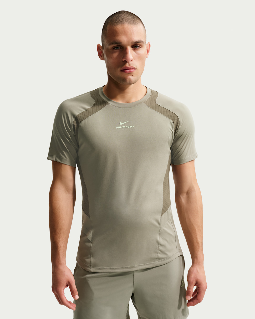 Ανδρική κοντομάνικη μπλούζα Dri-FIT ADV Nike Pro Training - Light Army/Medium Olive/Light Liquid Lime