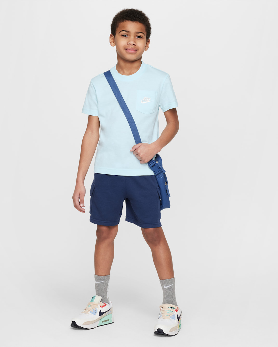 Conjunto de playera y shorts de French Terry con bolsillos para niños talla pequeña Nike Sportswear - Azul marino medianoche