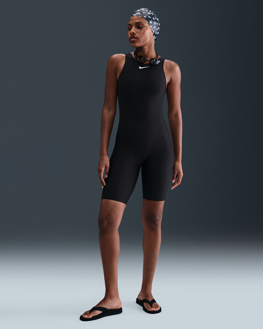 Traje de baño con piernas y cuello alto para mujer Nike Swim HydraStrong Essential - Negro/Blanco