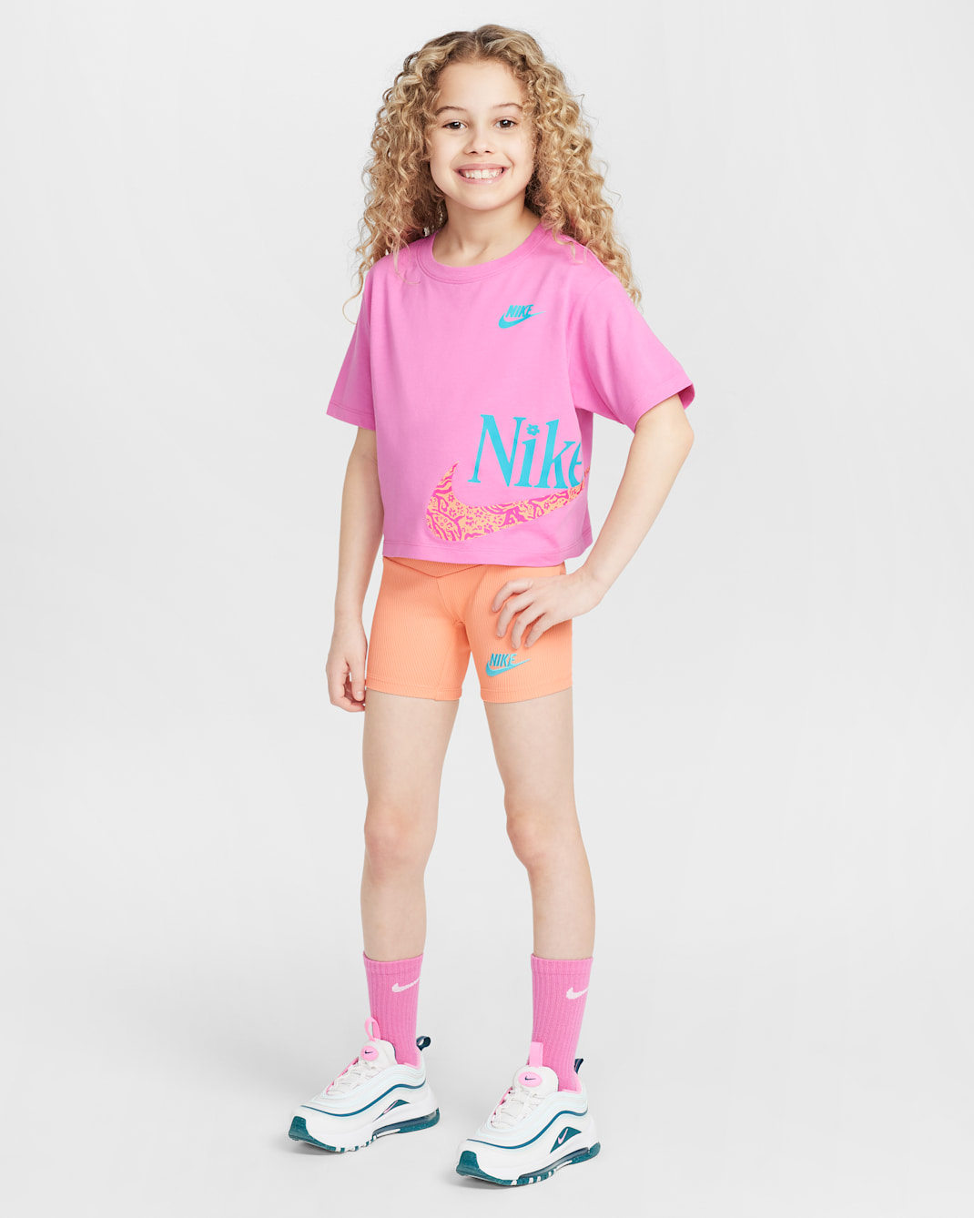 Conjunto de playera de corte cuadrado y shorts Wild Flower para niños talla pequeña Nike - Ágata melocotón