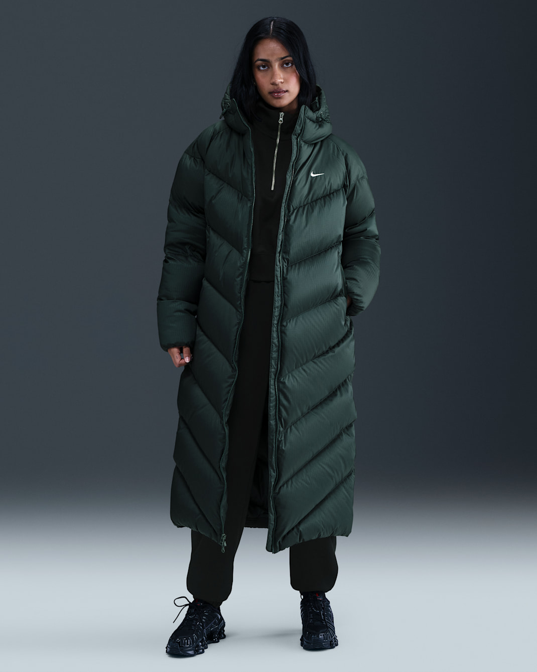 Parka de plumón Storm-FIT holgada con gorro para mujer Nike Sportswear Windpuffer - Alga/Vela