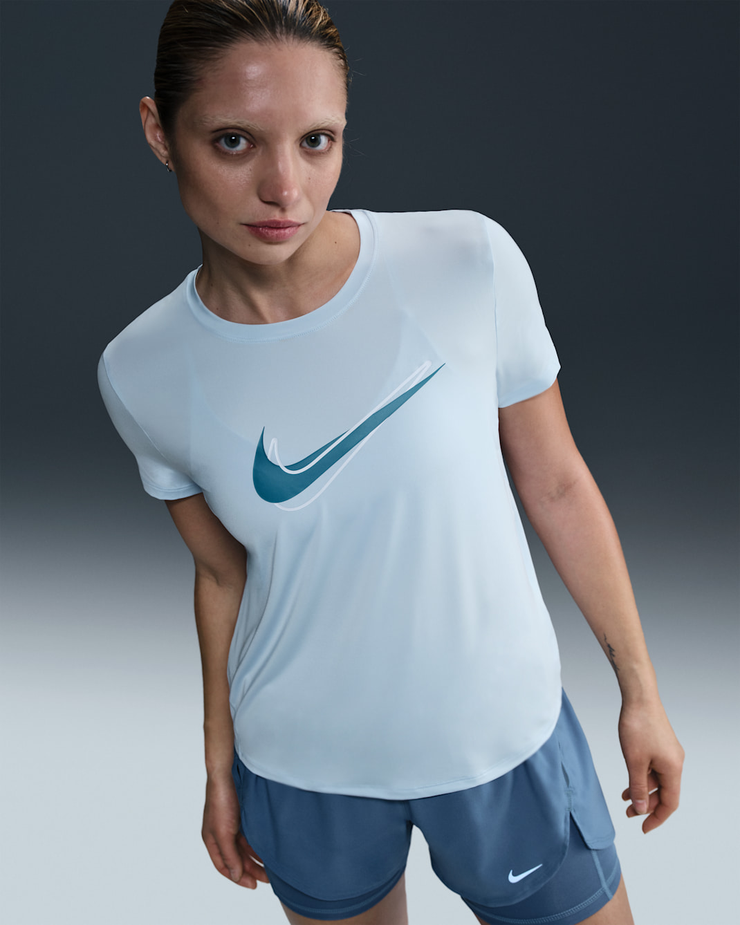Playera de correr de manga corta Dri-FIT para mujer Nike One Swoosh - Tinte azul