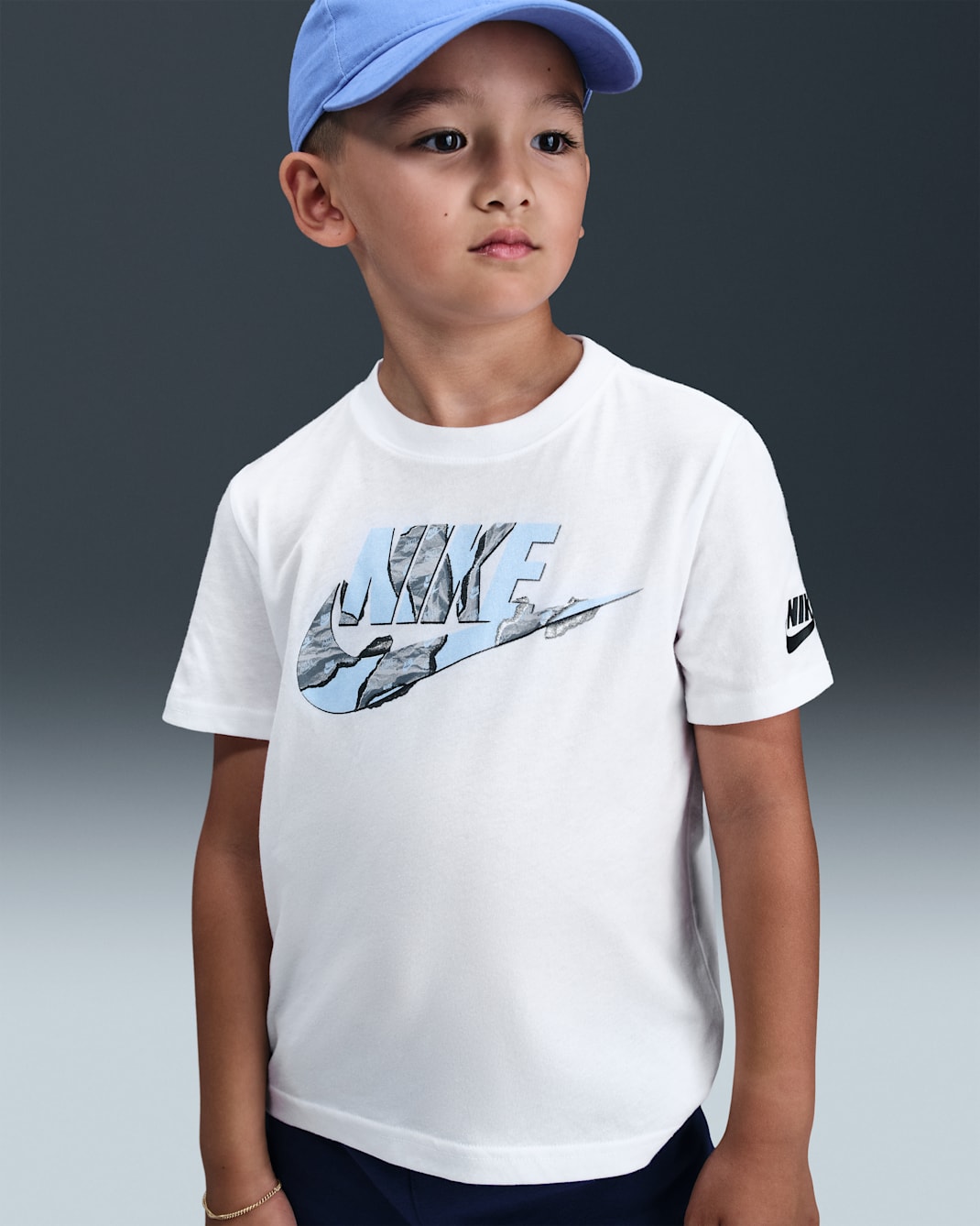 Playera Unwrapped Futura para niños talla pequeña Nike - Blanco