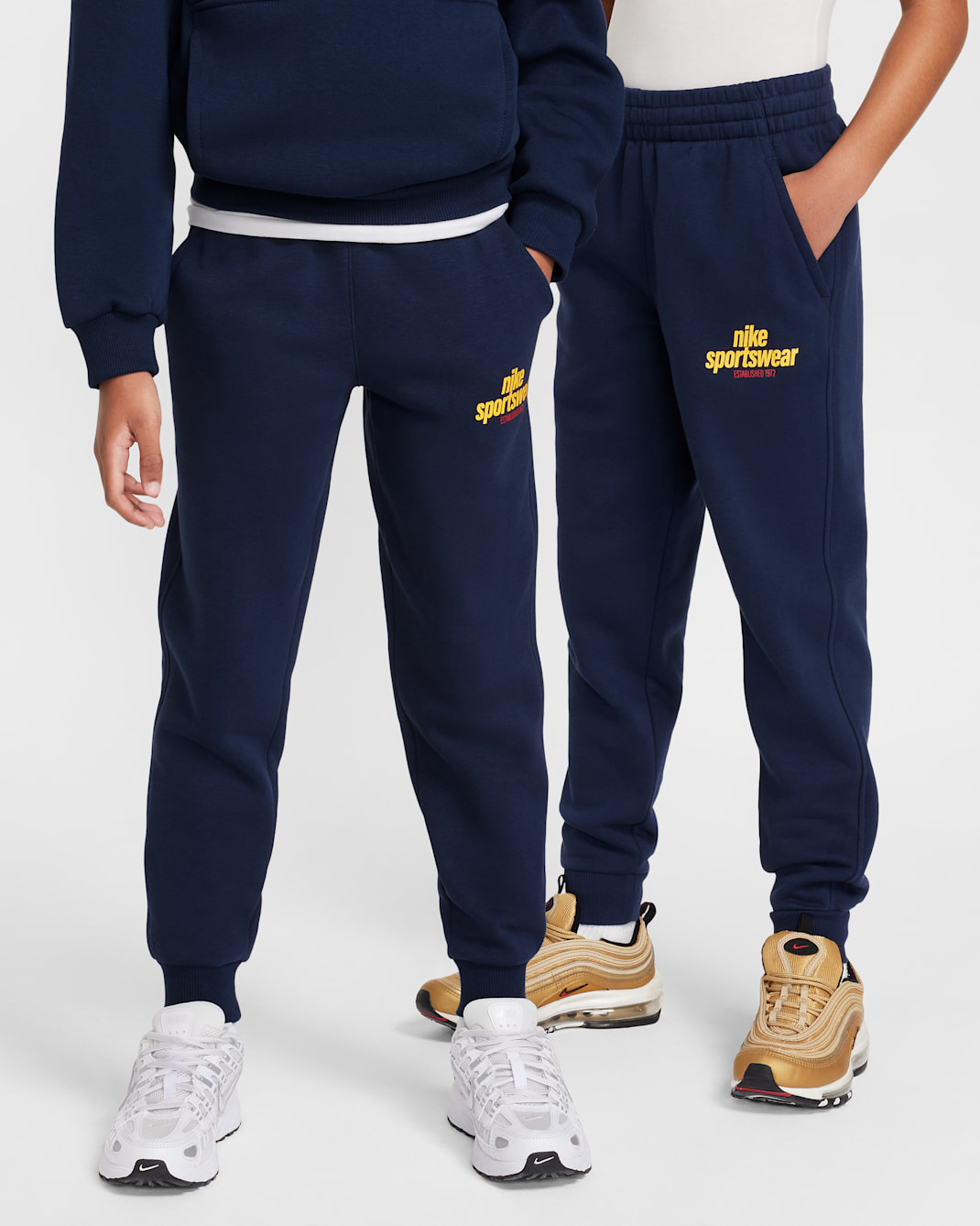 Běžecké kalhoty Nike Sportswear Club Fleece pro větší děti - Obsidian/Obsidian/University Red/University Gold
