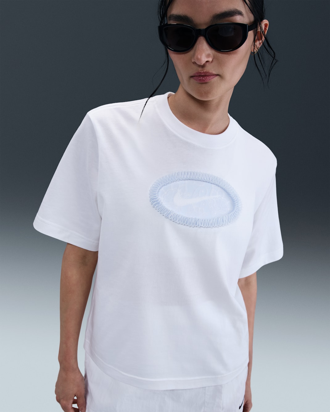 ナイキ スポーツウェア ウィメンズ ルーズ ショートスリーブ グラフィック Tシャツ - ホワイト