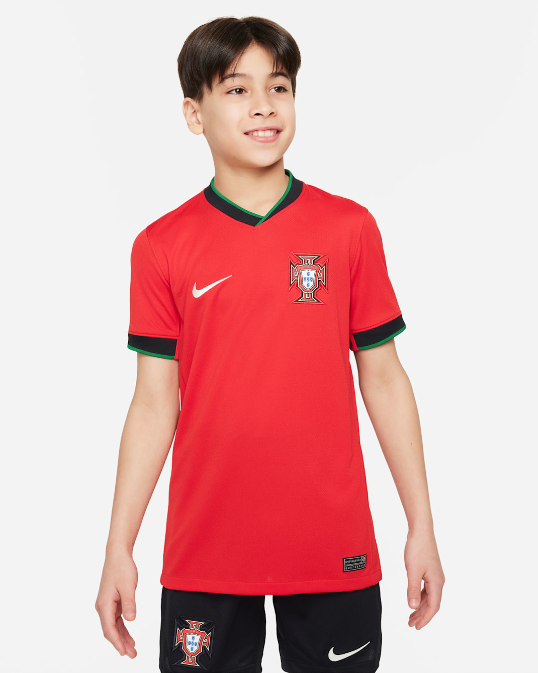 Jersey de fútbol Nike Dri-FIT Replica de Portugal (equipo para hombre) local 2024/25 Stadium para niños talla grande - Rojo universitario/Verde pino/Azul campo de juego/Vela
