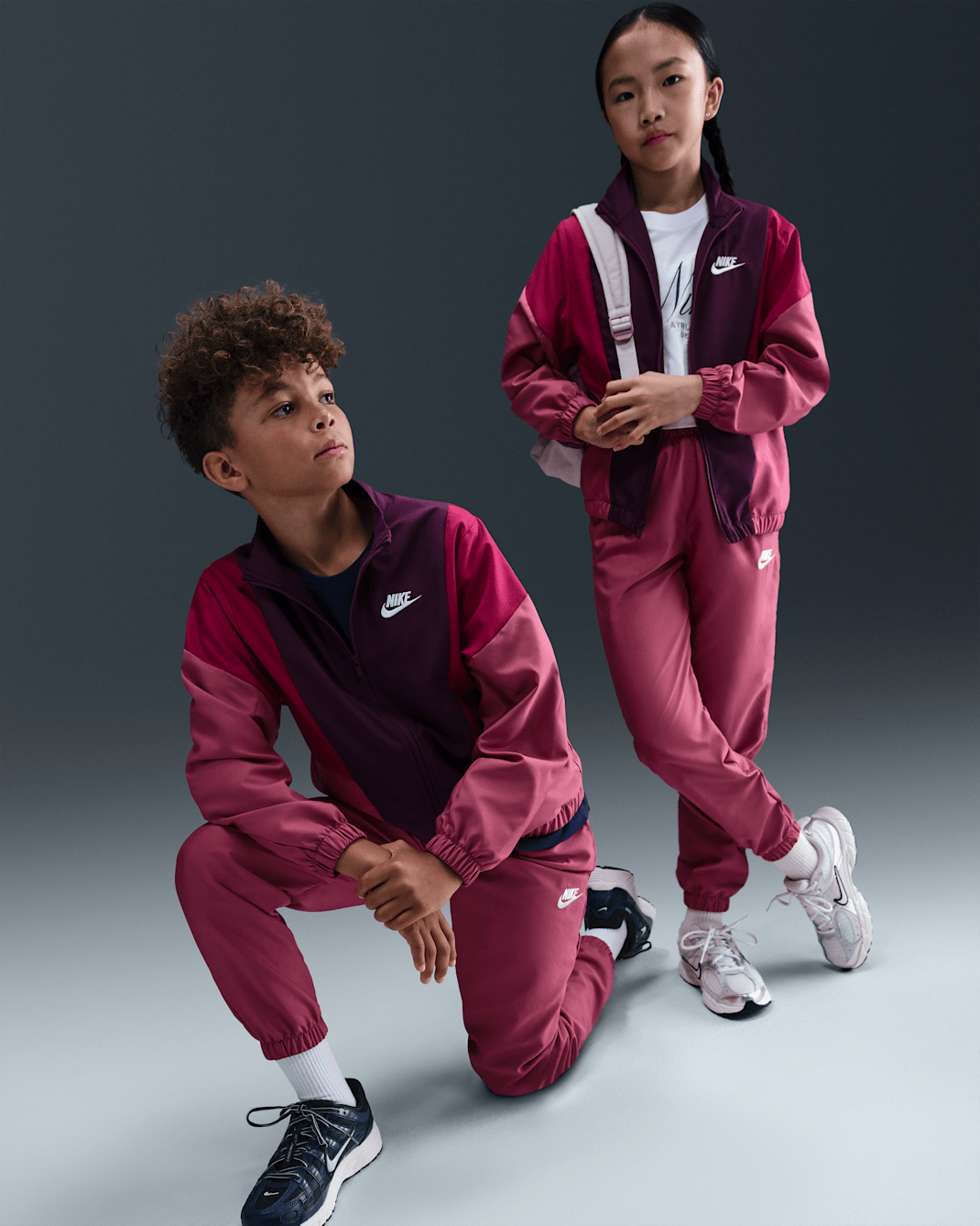 Υφαντή φόρμα Nike Sportswear για μεγάλα παιδιά - Sweet Beet/Bordeaux/Noble Red/Λευκό