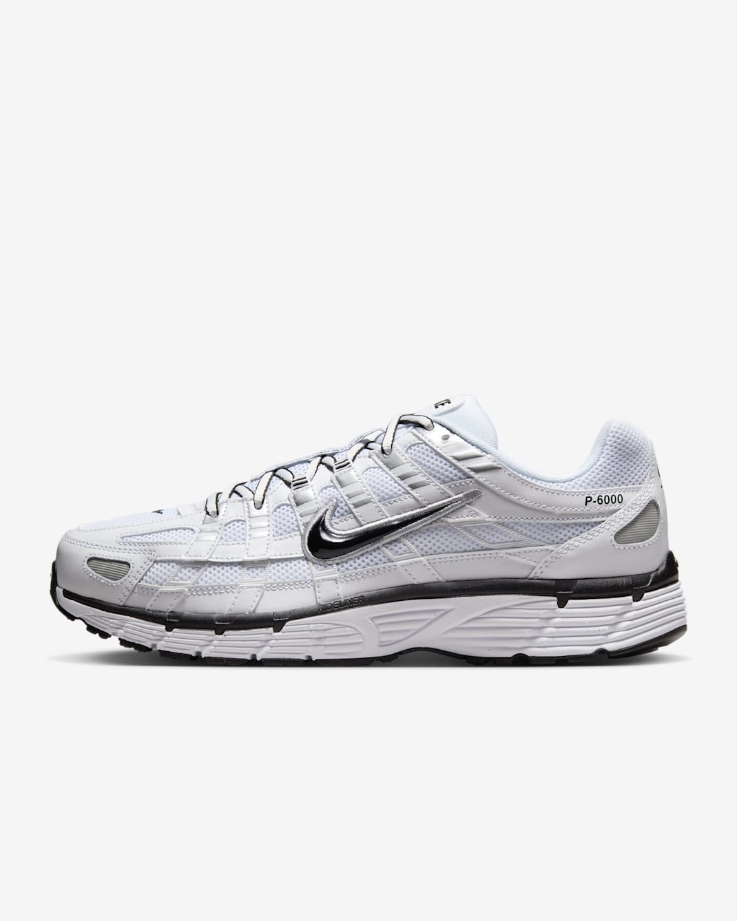 Tenis Nike P-6000 - Blanco/Plata metalizado/Negro/Negro